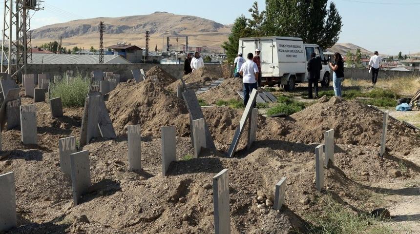 Van&rsquo;da hayatını kaybeden 16 ka&ccedil;ak g&ouml;&ccedil;men toprağa verildi