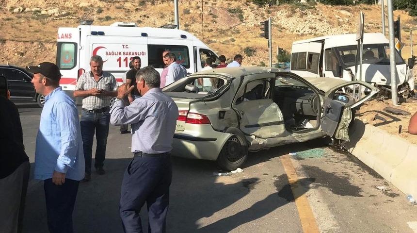 Otomobil ile minib&uuml;s &ccedil;arpıştı: 6 yaralı