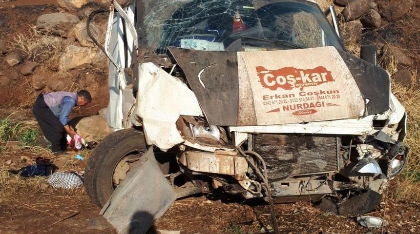 Devrilen minib&uuml;steki 5 kişi yaralandı