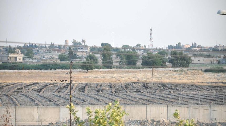 PKK/PYD ter&ouml;r &ouml;rg&uuml;t&uuml; sınırdaki bez par&ccedil;alarını indirdi