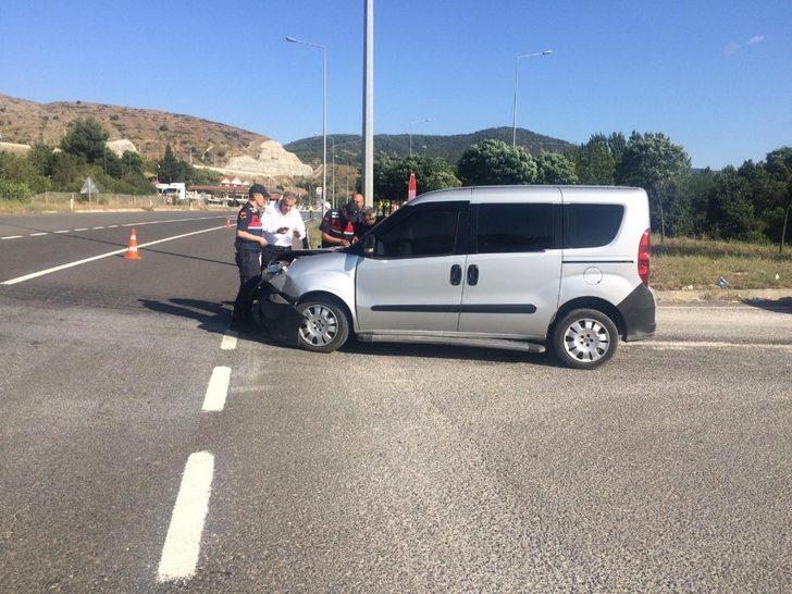 Bilecik’te otomobil ile hafif ticari araç çarpıştı: 4 yaralı G5