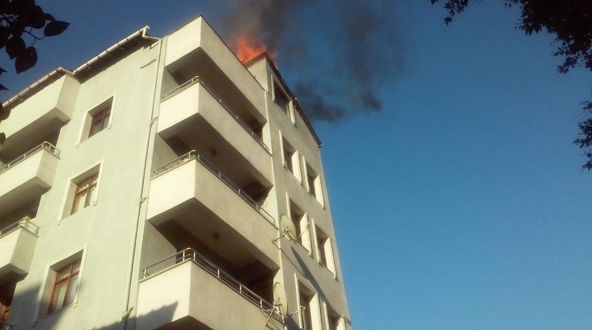 6 Katlı binanın çatısı alev alev yandı
