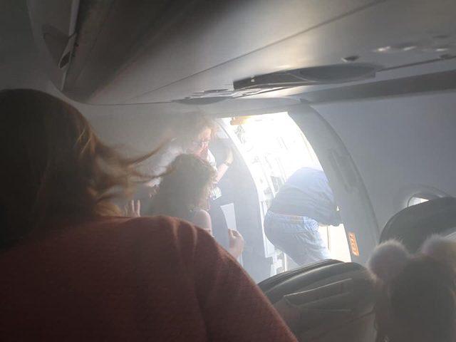 Havada korku dolu anlar... Kabini duman dolan yolcu uçağı acil iniş yaptı
