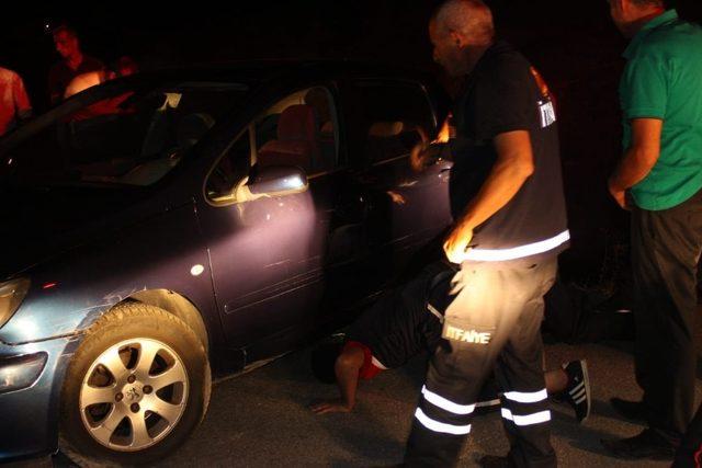 Sulama kanalına düşen otomobildeki sürücüyü itfaiye kurtardı