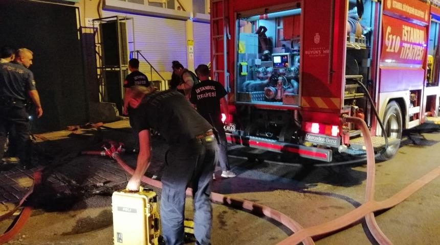 İstanbul'da bir iş yerinden yükselen dumanlar mahallede paniğe neden oldu