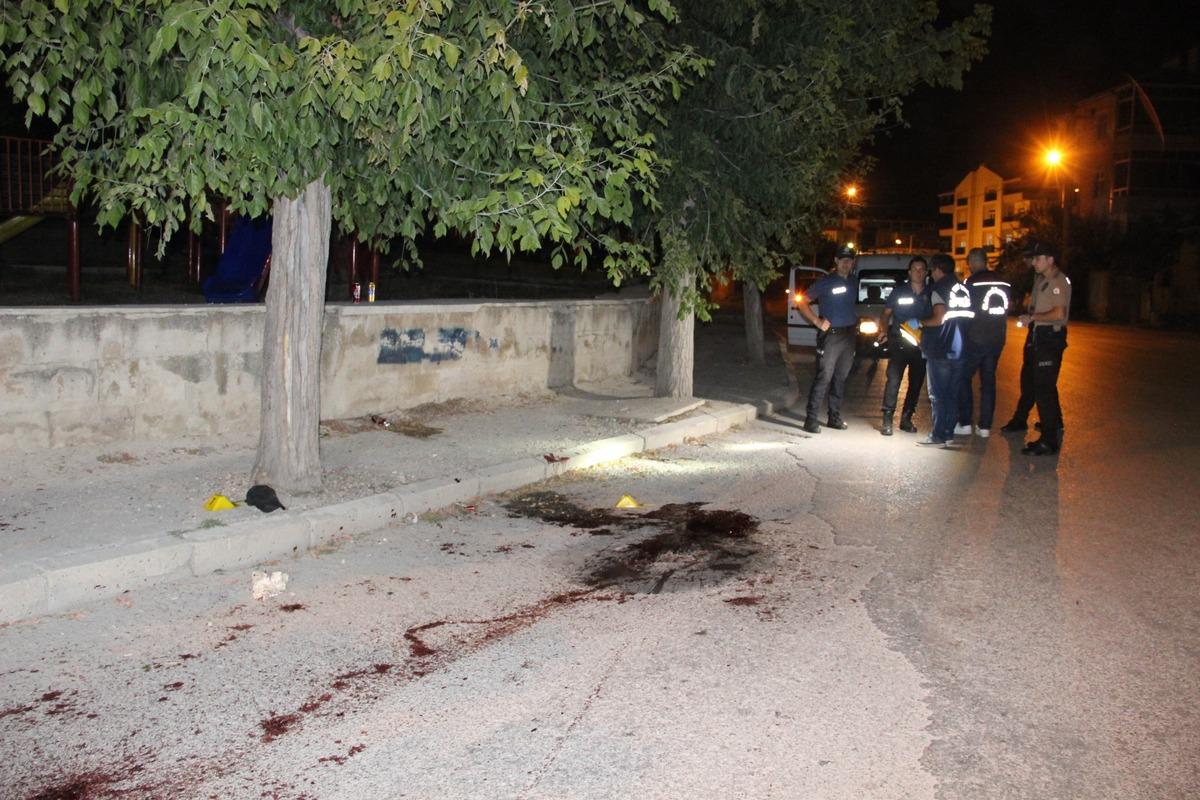 Birbirlerine muşta ve bı&ccedil;aklarla saldırdılar: &Ouml;l&uuml; ve yaralılar var!