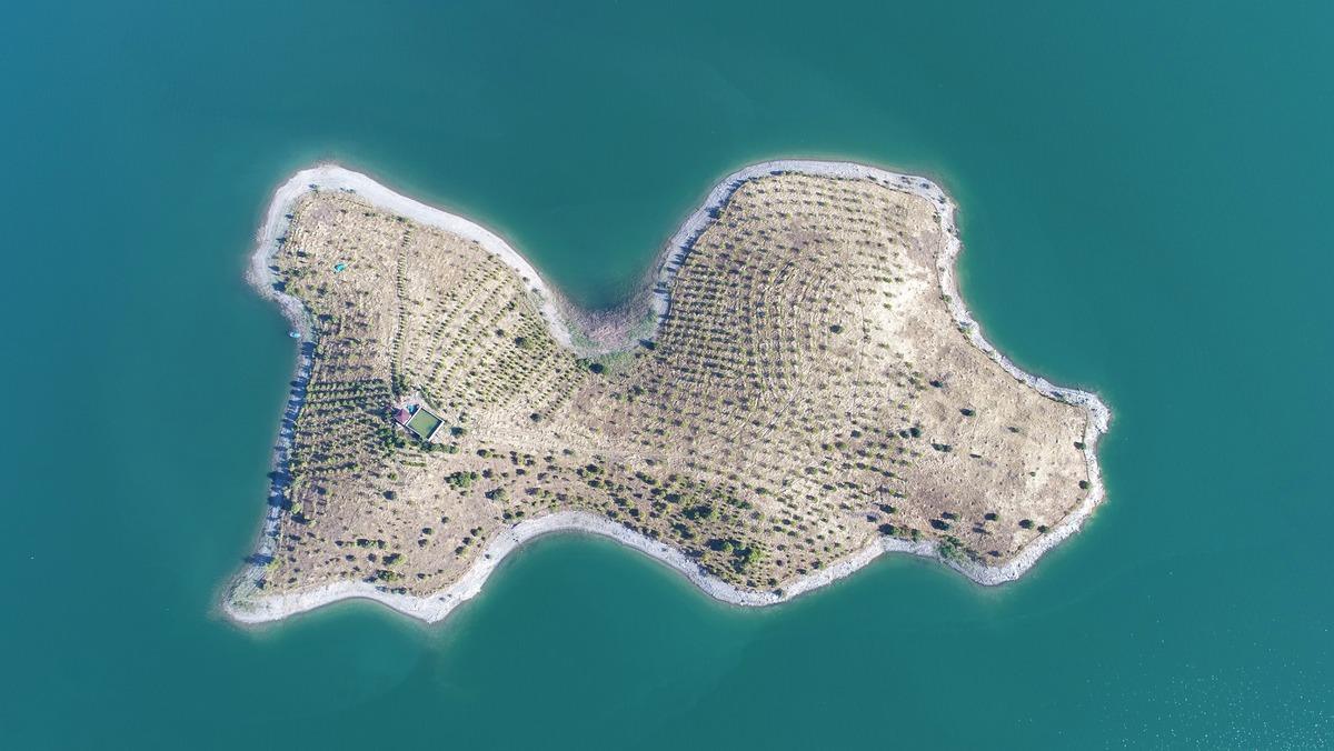 Eşi &ouml;l&uuml;nce yerleştiği adayı 14 yılda bambaşka bir yer haline getirdi