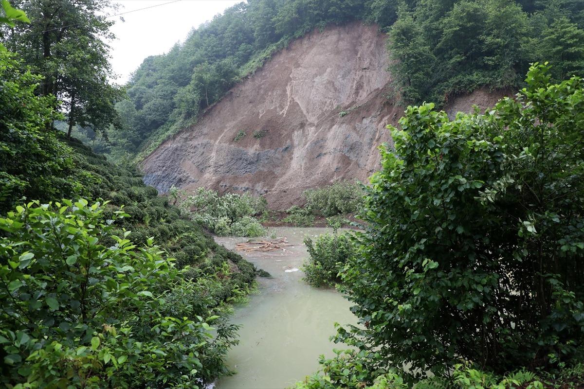 Rize'de heyelan! Yolun bir kısmı trafiğe kapatıldı