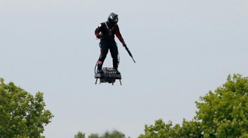 Uçan kaykay ile saatte 170 kilometre hız yaptı