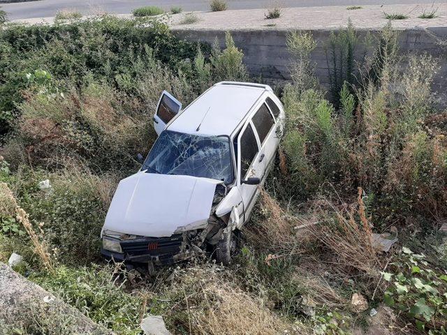 Sulama kanalına uçan otomobilin sürücüsü yaralandı