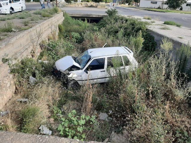 Sulama kanalına uçan otomobilin sürücüsü yaralandı