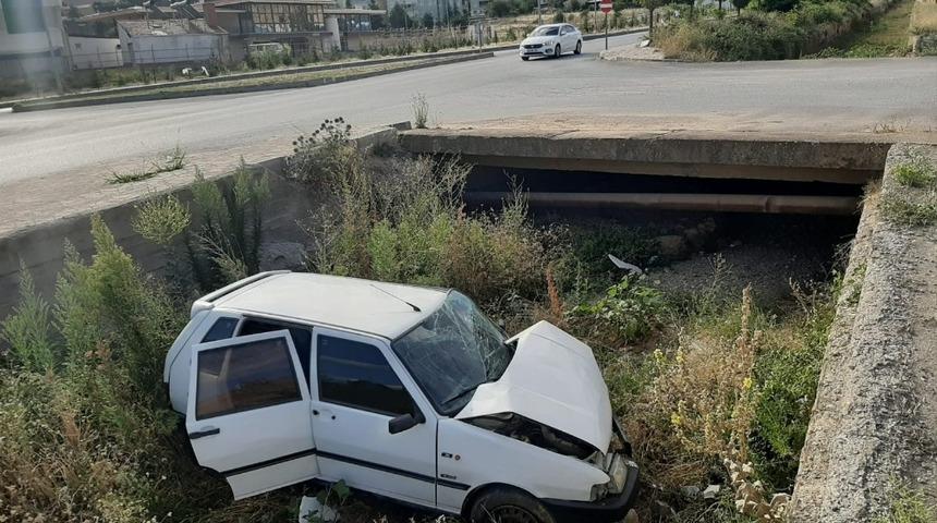 Sulama kanalına u&ccedil;an otomobilin s&uuml;r&uuml;c&uuml;s&uuml; yaralandı