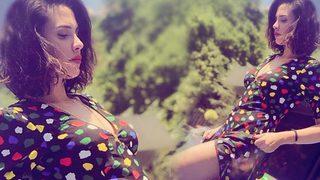 Şükran Ovalı kıyafetiyle havuzda!