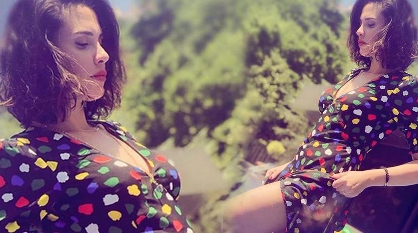 Şükran Ovalı kıyafetiyle havuzda!