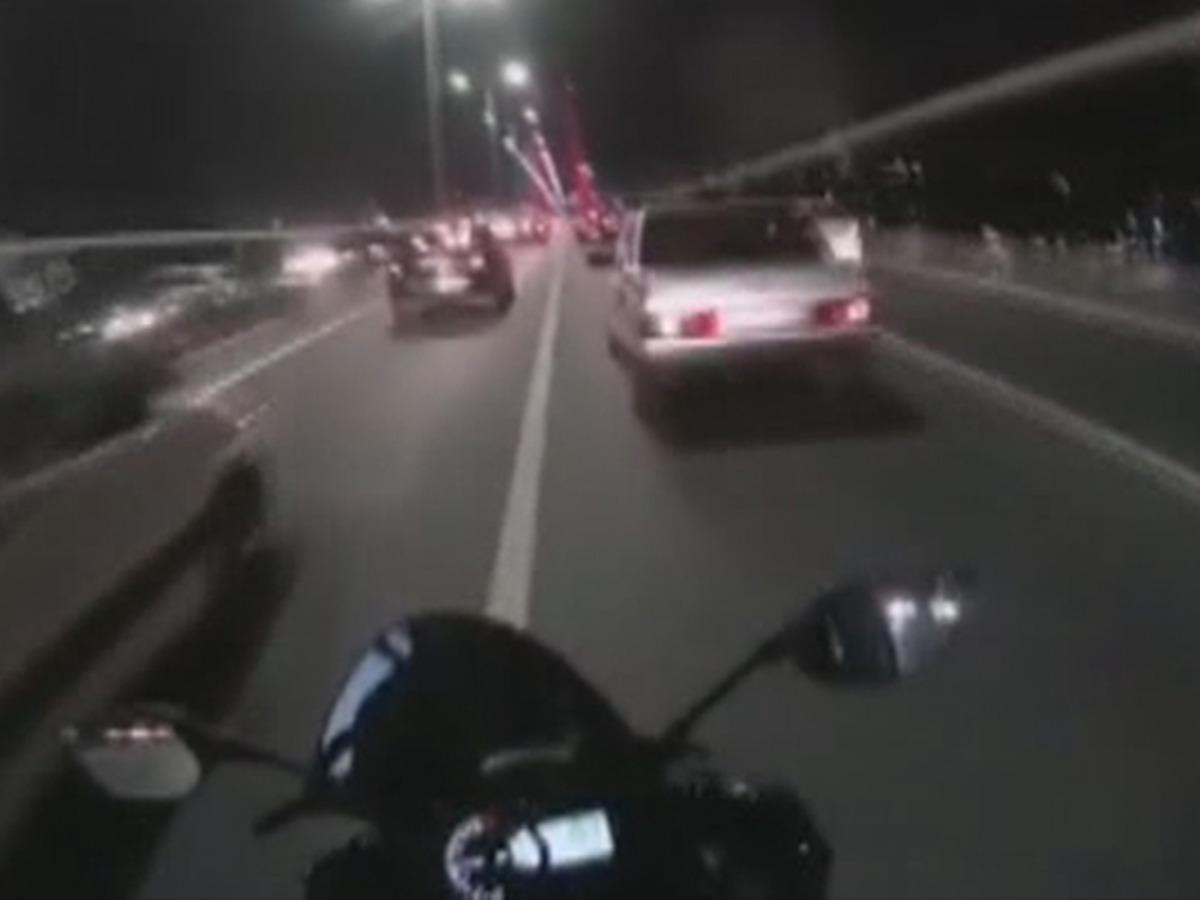 FSM'de motosikletli s&uuml;r&uuml;c&uuml; herkesin canını tehlikeye attı