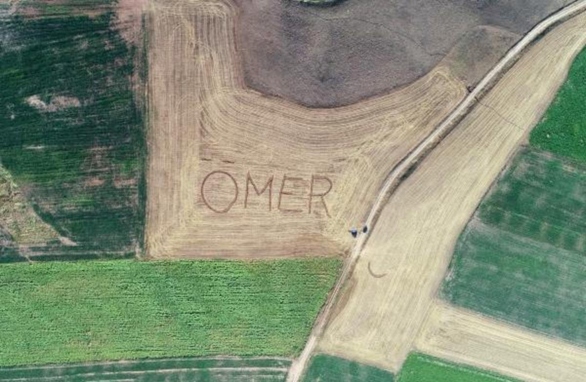 G&ouml;ren şaşıp kalıyor! Her yıl tarlaya trakt&ouml;rle '&Ouml;mer' yazıyor