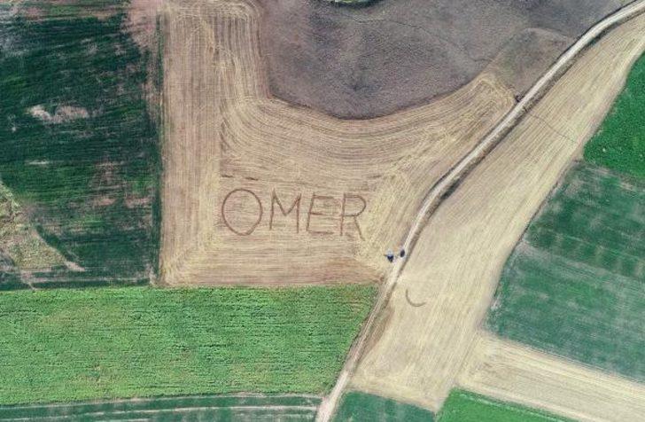 Gören şaşıp kalıyor! Her yıl tarlaya traktörle 'Ömer' yazıyor G3