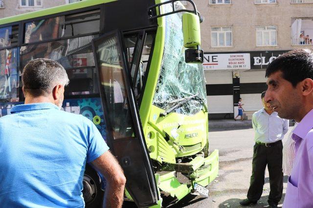 Halk otobüsü kepçeye çarptı: 5 yaralı