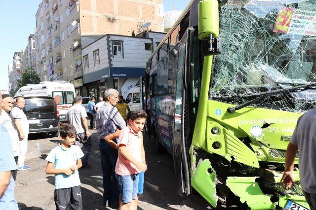 Halk otobüsü kepçeye çarptı: 5 yaralı