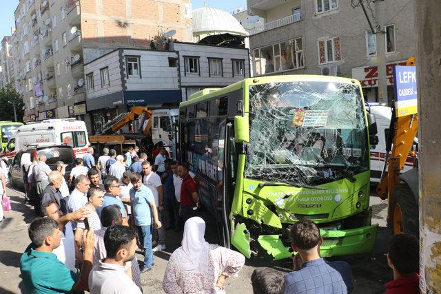 Halk otobüsüyle iş makinesi çarpıştı: 5 yaralı