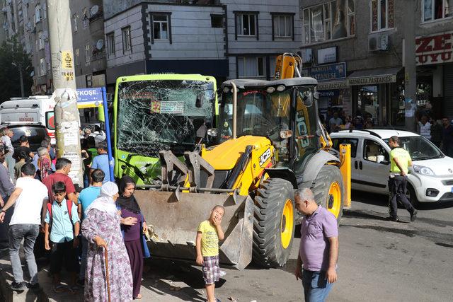 Halk otobüsüyle iş makinesi çarpıştı: 5 yaralı