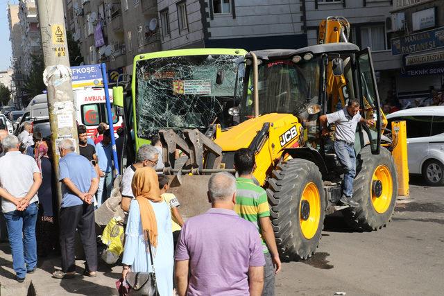 Halk otobüsüyle iş makinesi çarpıştı: 5 yaralı