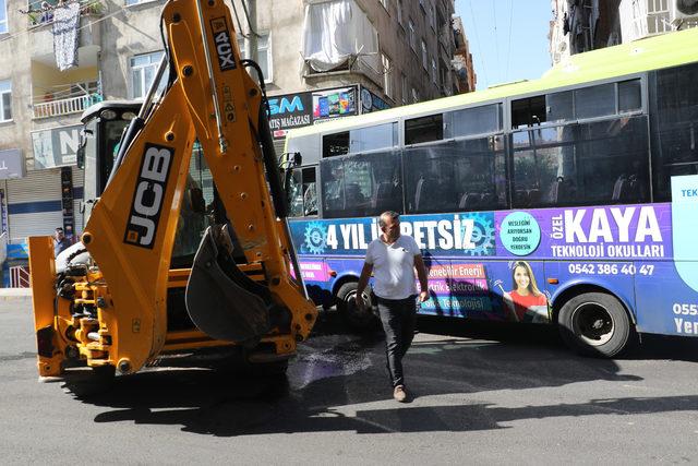 Halk otobüsüyle iş makinesi çarpıştı: 5 yaralı