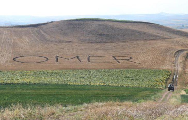 Gören şaşıp kalıyor! Her yıl tarlaya traktörle 'Ömer' yazıyor G1