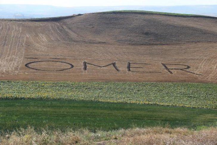 Gören şaşıp kalıyor! Her yıl tarlaya traktörle 'Ömer' yazıyor G2