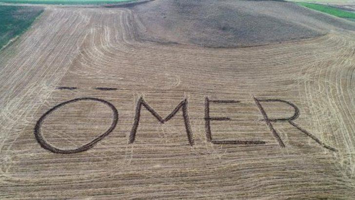 Gören şaşıp kalıyor! Her yıl tarlaya traktörle 'Ömer' yazıyor G5
