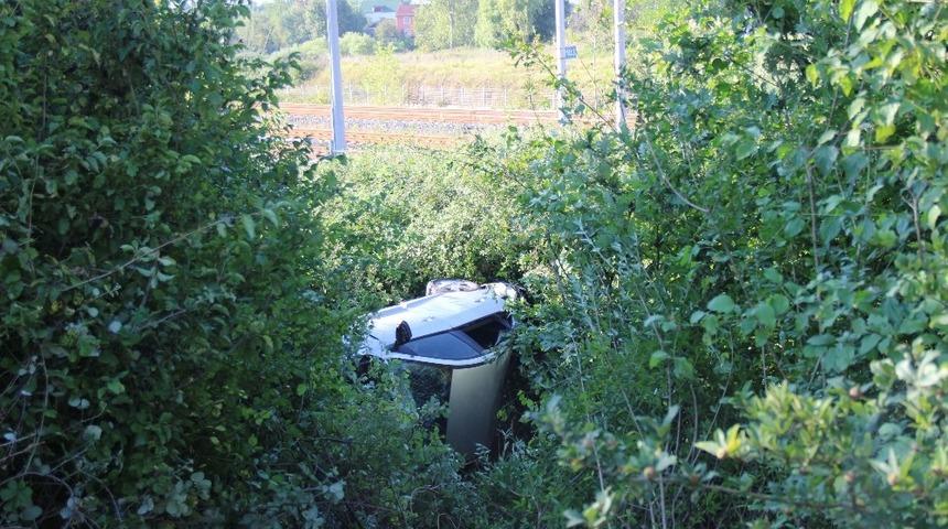 Kaza yapan otomobil 30 metre şarampole yuvarlandı: 1 yaralı