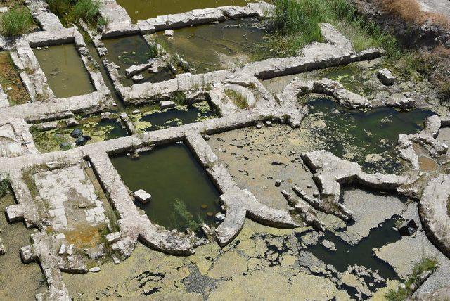 Yosun tutan Roma Hamamı kalıntısındaki suyun tahliyesine 'rögarlar tıkandı' açıklaması