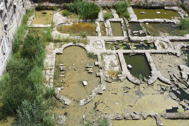 Yosun tutan Roma Hamamı kalıntısındaki suyun tahliyesine 'rögarlar tıkandı' açıklaması