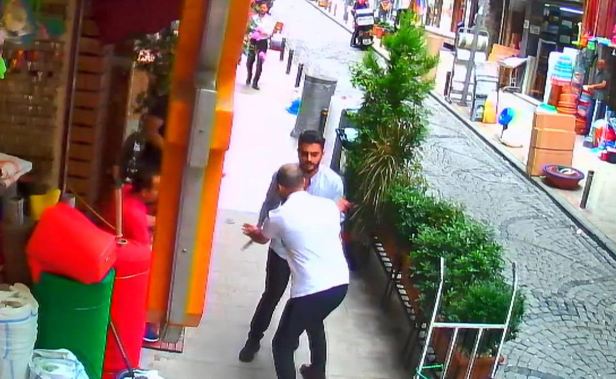 Şişli'deki dehşet anları kamerada! Defalarca bı&ccedil;akladı