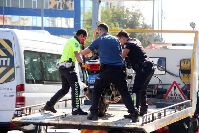 Motorize trafik polisi yaptığı kazada yaralandı