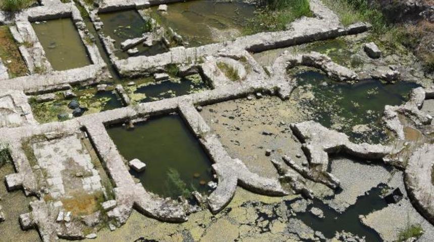 Yosun tutan Roma Hamamı kalıntısındaki suyun tahliyesi için çalışmalara başlandı