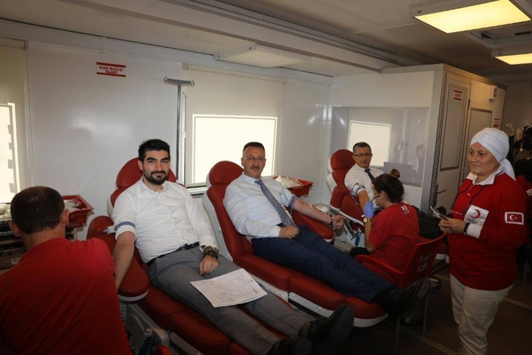 İlk kan bağışı Başkan Işıksu&rsquo;dan