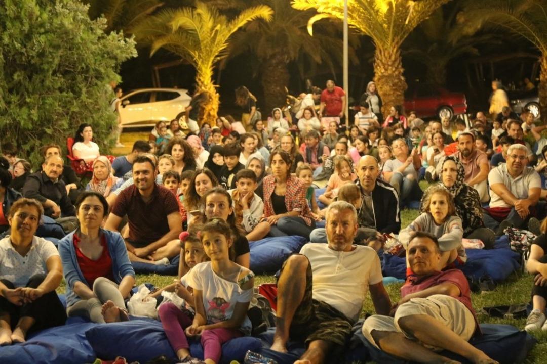 Akhisar Belediyesi a&ccedil;ık hava sinema g&uuml;nleri keyifli ge&ccedil;iyor