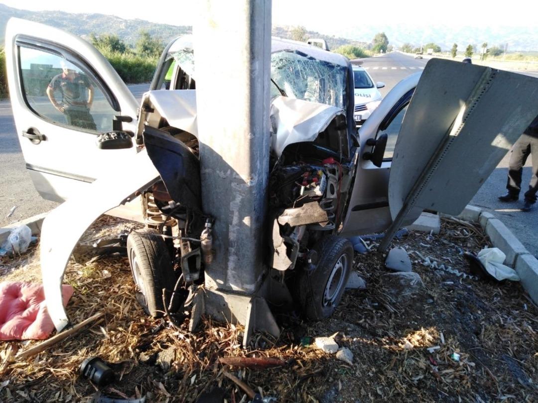 Aydın&rsquo;da kamyonet direğe &ccedil;arptı; 2 yaralı