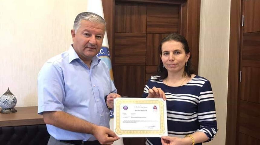 Kaymakam Duru&rsquo;dan &Ccedil;alışkan Ebe&rsquo;ye Başarı Belgesi