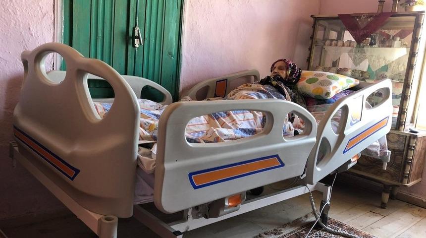 Mehmet Amca ve Hafize Teyze&rsquo;ye hasta yatağı s&uuml;rprizi