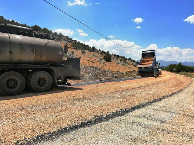 Elmalı’da mahalle ve yayla yollarına bakım yapılıyor