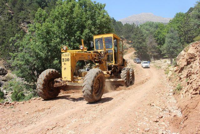 Elmalı’da mahalle ve yayla yollarına bakım yapılıyor