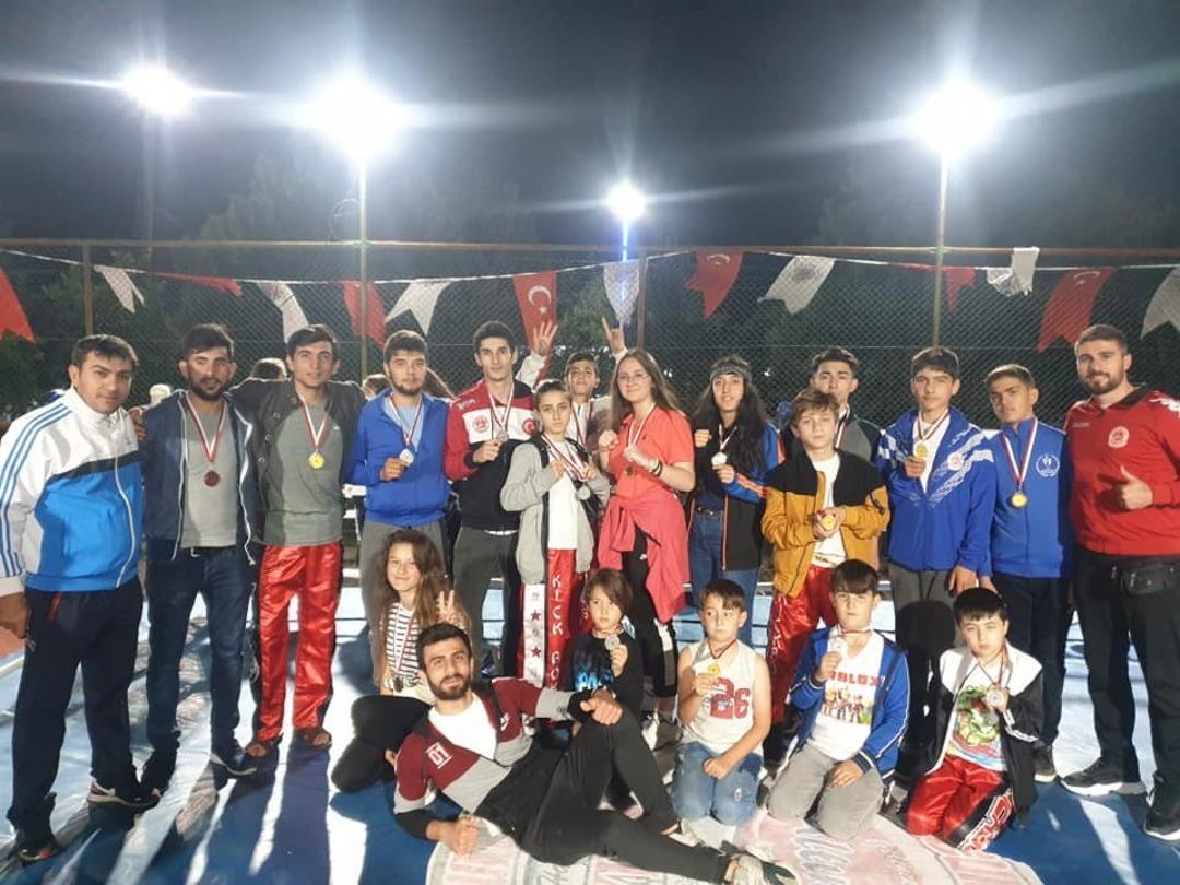 Pazaryeri Kick Boks takımı 14 madalya ile d&ouml;nd&uuml;