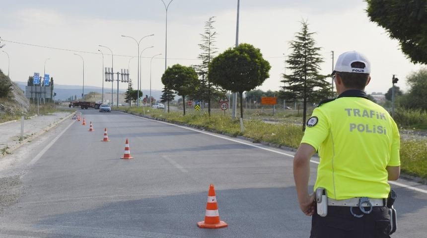 Tavşanlı&rsquo;da kırmızı ışıkta ge&ccedil;en ara&ccedil;lara 8 bin 503 TL ceza kesildi