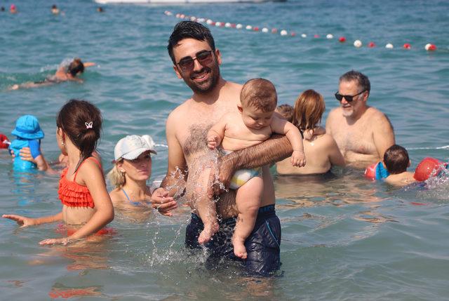 Aileler ve bebekleri plaj partisinde eğlendi