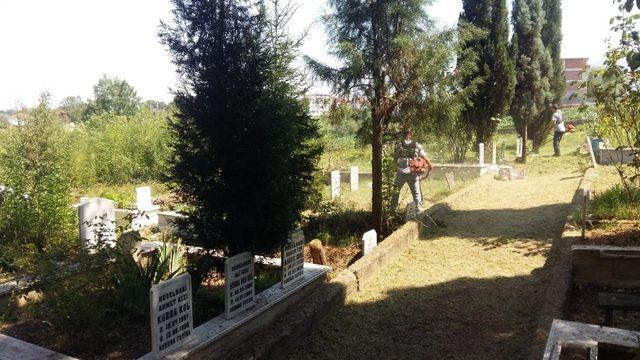 Kartepe’de mezarlıklara bayram bakımı