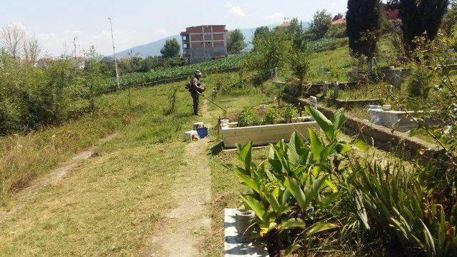 Kartepe’de mezarlıklara bayram bakımı