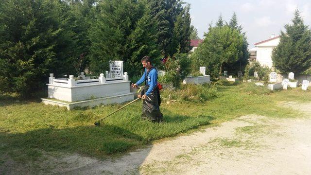 Kartepe’de mezarlıklara bayram bakımı