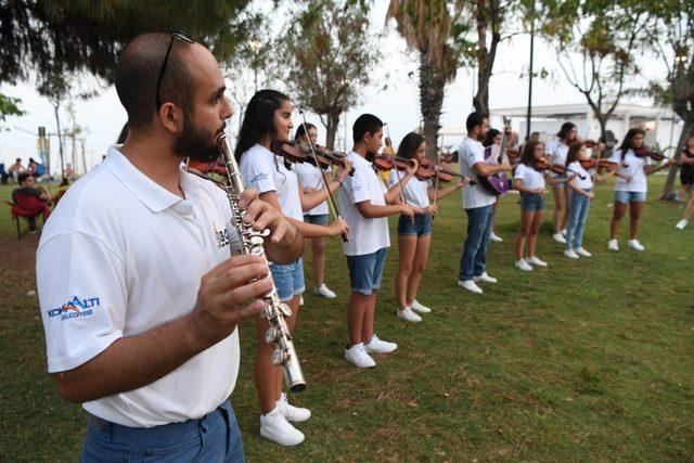 Konyaaltı Belediyesi Oda Orkestrası sokakta